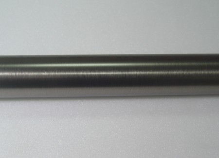 Metalen gordijnpaal in tinnen afwerking - this_pewter_curtain_pole_is_made_of_iorn